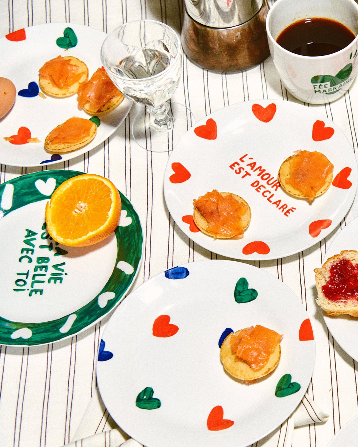 Émoi Émoi L'assiette Cœurs all-over en porcelaine — Émoi Émoi — Multicolore — en situation, détail 4 | Appart 17 Bruxelles