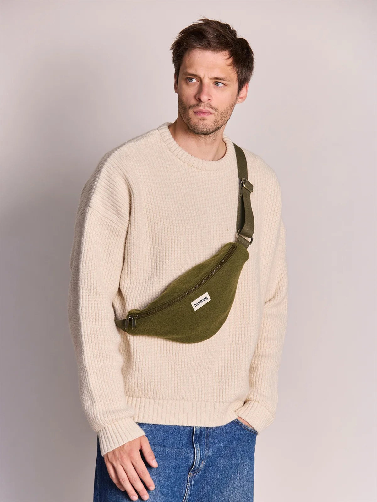 Hindbag Olivia Sac banane d'hiver, tartan ou effet laine — Hindbag — Effet laine khaki — porté 2 | Appart 17 Bruxelles