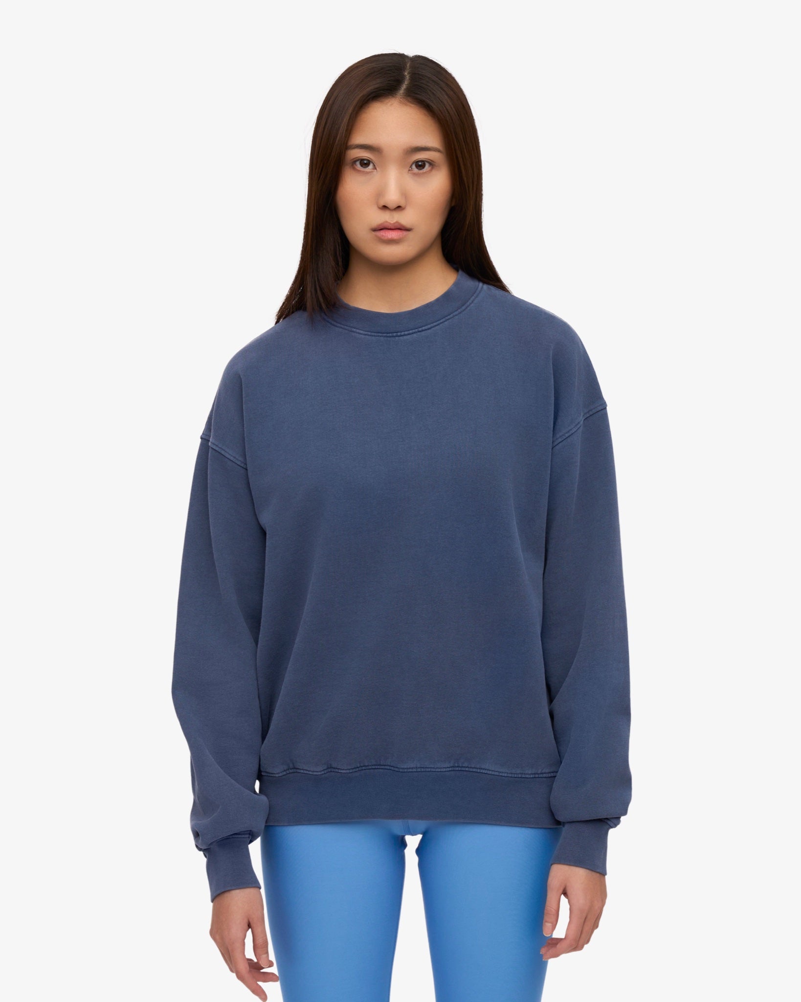Organic Oversized Crew — Colorful Standard — Neptune Blue — porté, vue de face | Appart 17 Bruxelles
