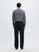 SLM220-LOOSE LUKE Pantalon loose en laine mélangée à rayures tennis — Selected Homme — Dark Navy Stripes — porté, vue de dos 3 | Appart 17 Bruxelles