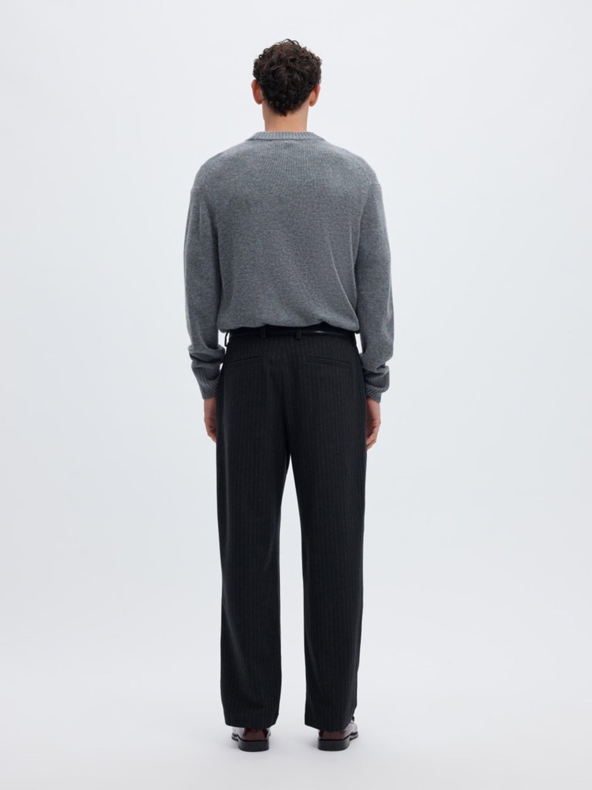 SLM220-LOOSE LUKE Pantalon loose en laine mélangée à rayures tennis — Selected Homme — Dark Navy Stripes — porté, vue de dos 3 | Appart 17 Bruxelles