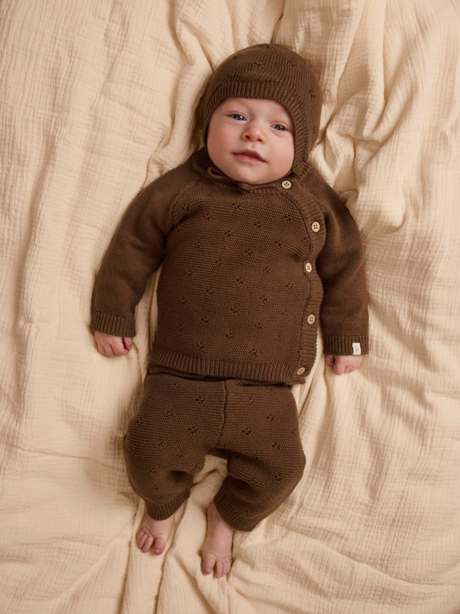 NBNLAGUNA Gilet cache-cœur en maille bébé — Lil' Atelier — Teak — porté | Appart 17 Bruxelles