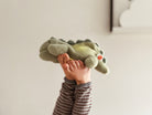 Veilleuse peluche douce rechargeable — AP Junior — Jéroom dino vert sauge — autre vue 4 | Appart 17 Bruxelles