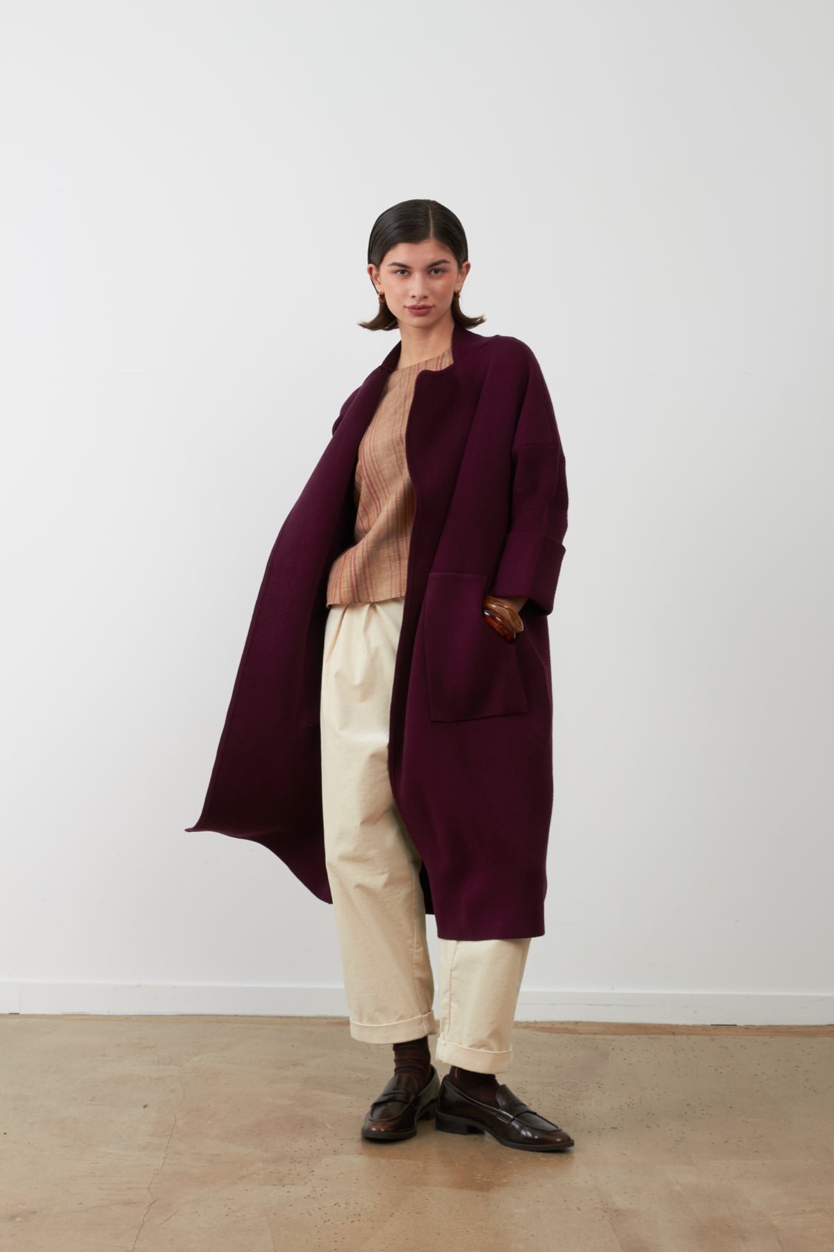 KOH Manteau-gilet long en maille — Orfeo — Burgundy — porté, en mouvement 6 | Appart 17 Bruxelles