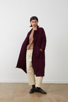 KOH Manteau-gilet long en maille — Orfeo — Burgundy — porté, en mouvement 6 | Appart 17 Bruxelles
