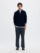 SLMBEN Pull col polo zippé en laine RWS — Selected Homme — Sky Captain — porté, en pied de face 2 | Appart 17 Bruxelles
