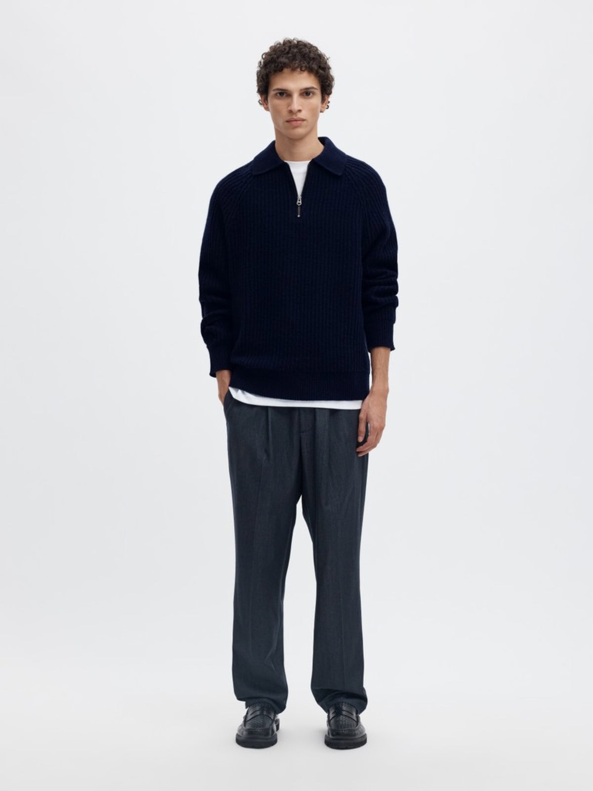 SLMBEN Pull col polo zippé en laine RWS — Selected Homme — Sky Captain — porté, en pied de face 2 | Appart 17 Bruxelles