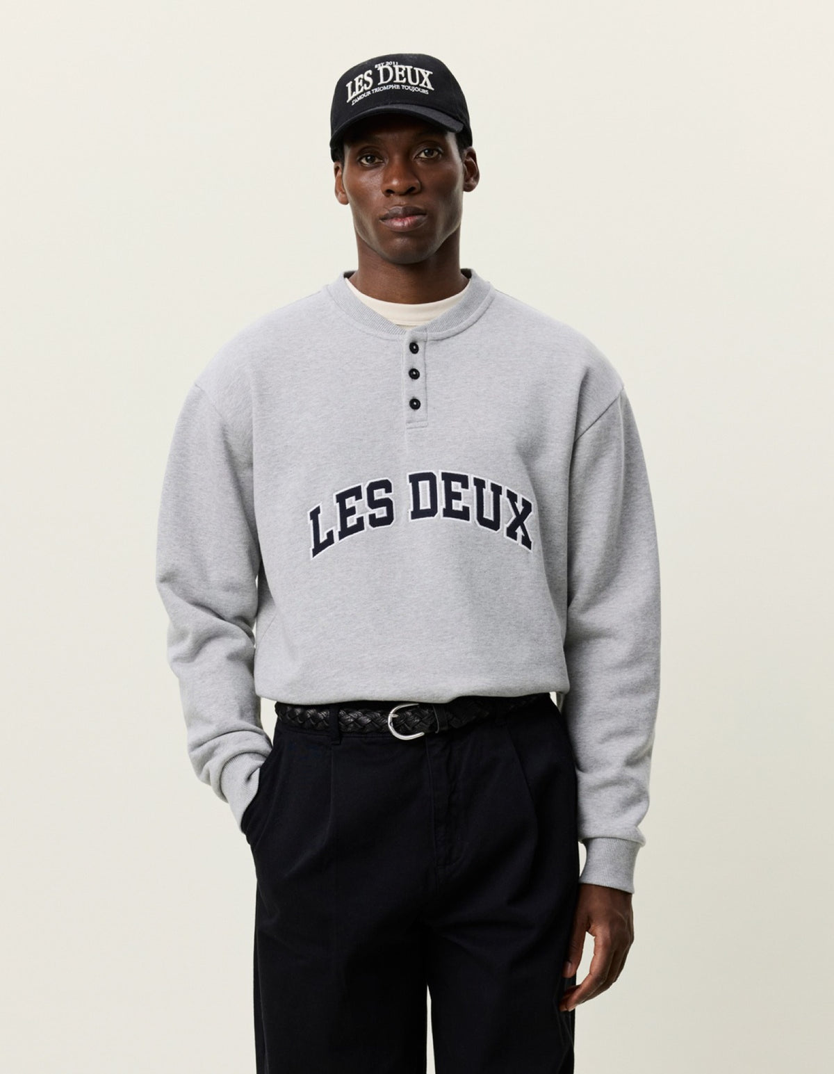 Half Buttoned Sweatshirt à patte boutonnée — Les Deux — Grey Melange — porté 2 | Appart 17 Bruxelles