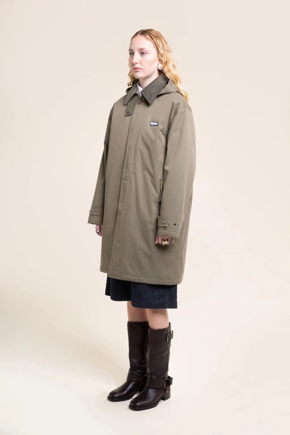 Flotte REUILLY Parka longue imperméable en coton — Flotte — Kaki — porté de profil 3 | Appart 17 Bruxelles