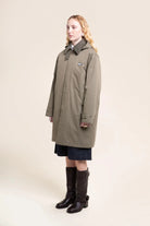 Flotte REUILLY Parka longue imperméable en coton — Flotte — Kaki — porté de profil 3 | Appart 17 Bruxelles