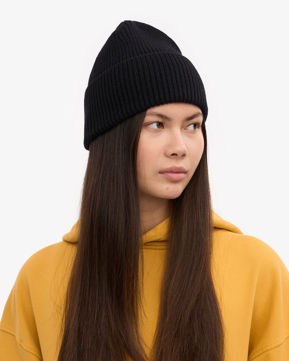 Colorful Standard Merino Wool Beanie Bonnet laine mérinos recyclée — Colorful Standard — Deep Black — porté en pied 2 | Appart 17 Bruxelles