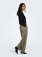 JDYGEGGO Pantalon large à carreaux taille haute — JDY — Sandshell NEW SQUARE CHECK — porté 3 | Appart 17 Bruxelles