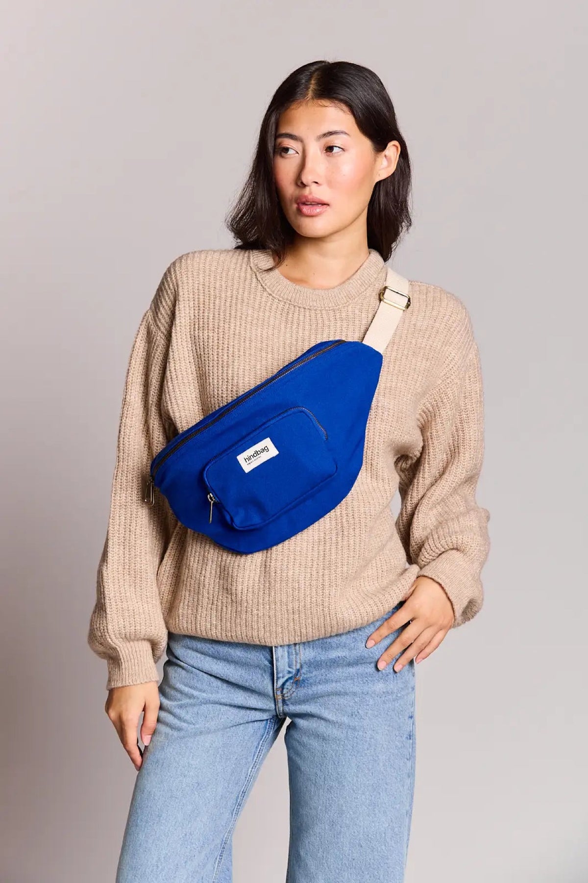 Hindbag Sofia Sac banane XL en coton bio, 2 poches zippées — Hindbag — Bleu électrique — porté, vue 2 2 | Appart 17 Bruxelles