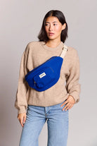 Hindbag Sofia Sac banane XL en coton bio, 2 poches zippées — Hindbag — Bleu électrique — porté, vue 2 2 | Appart 17 Bruxelles