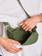 Hindbag Andrea Sac banane demi-lune en coton bio — Hindbag — Olive — porté, détail 4 | Appart 17 Bruxelles