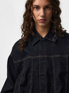 PCVALA Veste bomber en jean plissée à fines rayures — Pieces — Dark Blue Denim — détail du col et de l'empiècement 10 | Appart 17 Bruxelles