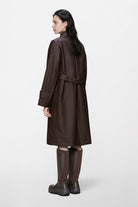 Rains NARA Long W Jacket Imperméable long cintré à capuche amovible — Rains — Bark — porté, vue de dos 2 | Appart 17 Bruxelles
