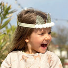Couronne dorée pailletée de princesse — Ratatam Kids — Couronne élastique à pompons — autre vue 4 | Appart 17 Bruxelles