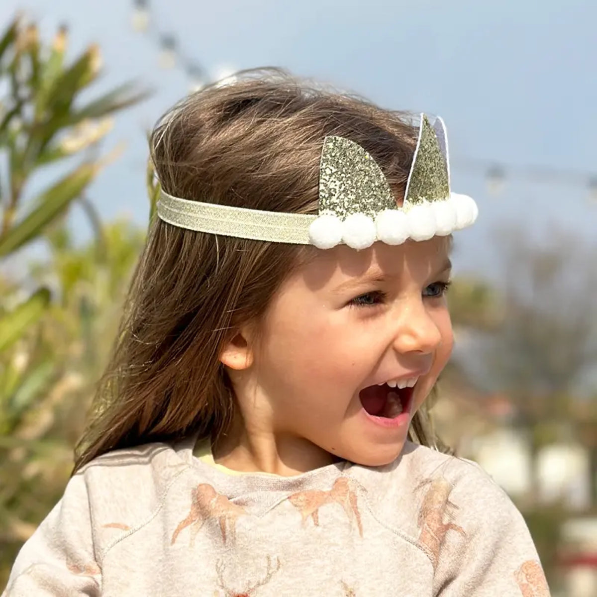 Couronne dorée pailletée de princesse — Ratatam Kids — Couronne élastique à pompons — autre vue 4 | Appart 17 Bruxelles