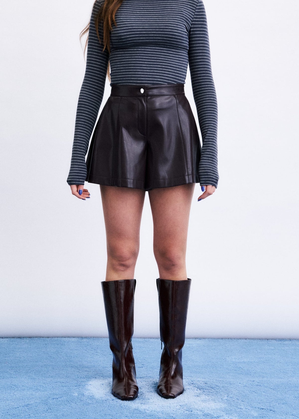 NORTON Short taille haute en simili cuir, jambe évasée — FRNCH — Figue — porté, de face 2 | Appart 17 Bruxelles