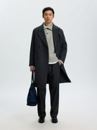 SLMCODY Polo en maille de laine, coupe décontractée — Selected Homme — Light Grey Melange — porté, sous un manteau 5 | Appart 17 Bruxelles