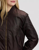 RELAXED BOMBER Blouson en nylon mi-brillant, doublure matelassée — Lee — Chocolate Torte — détail : zip ton laiton, poche à rabat et étiquette Lee 4 | Appart 17 Bruxelles
