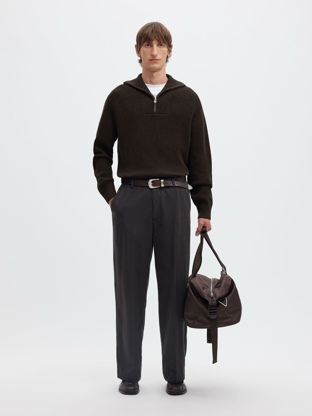 SLMPIM Pull demi-zip en coton bio, col montant — Selected Homme — Delicioso — porté, avec sac | Appart 17 Bruxelles