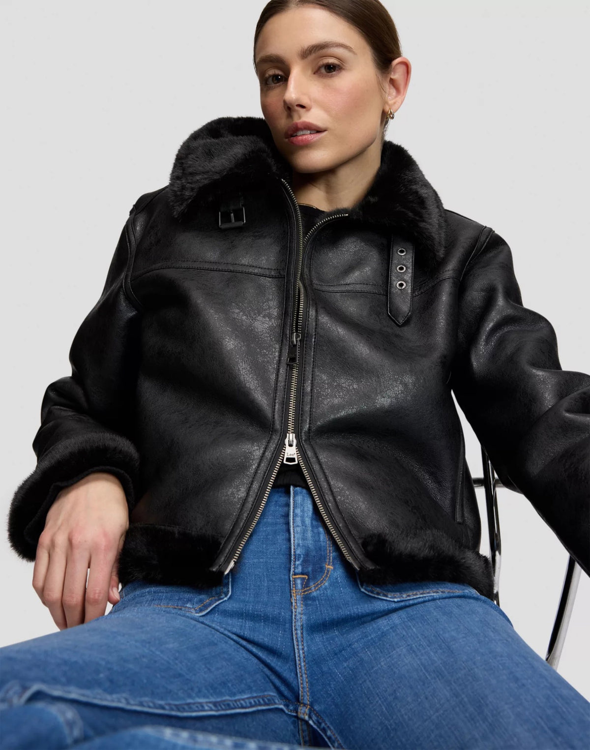 AVIATOR Blouson aviateur court femme effet cuir, col en peluche à boucle — Lee — Black — lifestyle, assise, zip ouvert par le bas 6 | Appart 17 Bruxelles