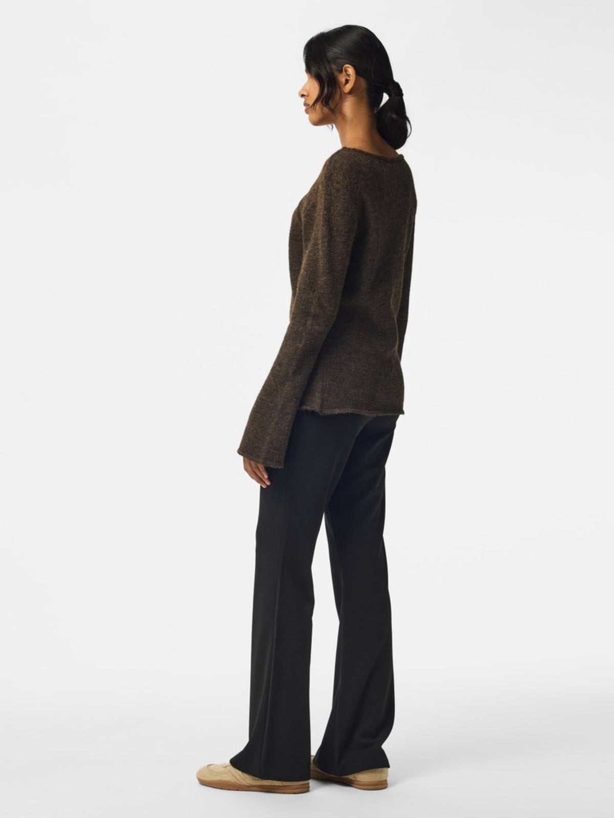 PCVALLIE Pull slim col rond à découpe et fente — Pieces — Hot Fudge — porté 3 | Appart 17 Bruxelles