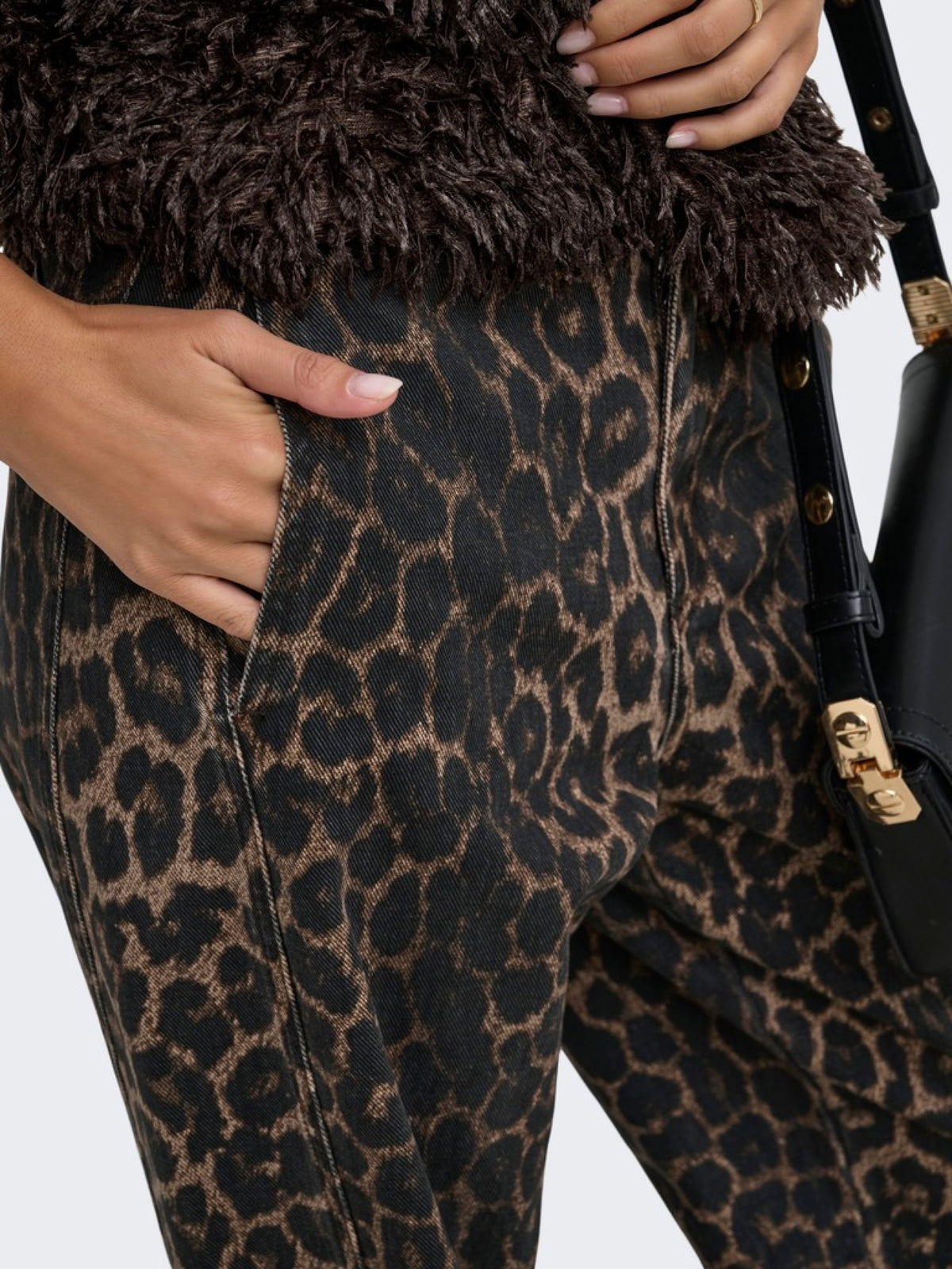 JDYBAY Pantalon barrel léopard taille haute — JDY — Fossil Leo — détail de l'imprimé et de la poche 7 | Appart 17 Bruxelles