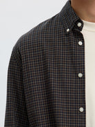SLMCOLE-JAY Chemise regular en coton bio à micro-carreaux — Selected Homme — Dark Sapphire Checks — détail du col 5 | Appart 17 Bruxelles