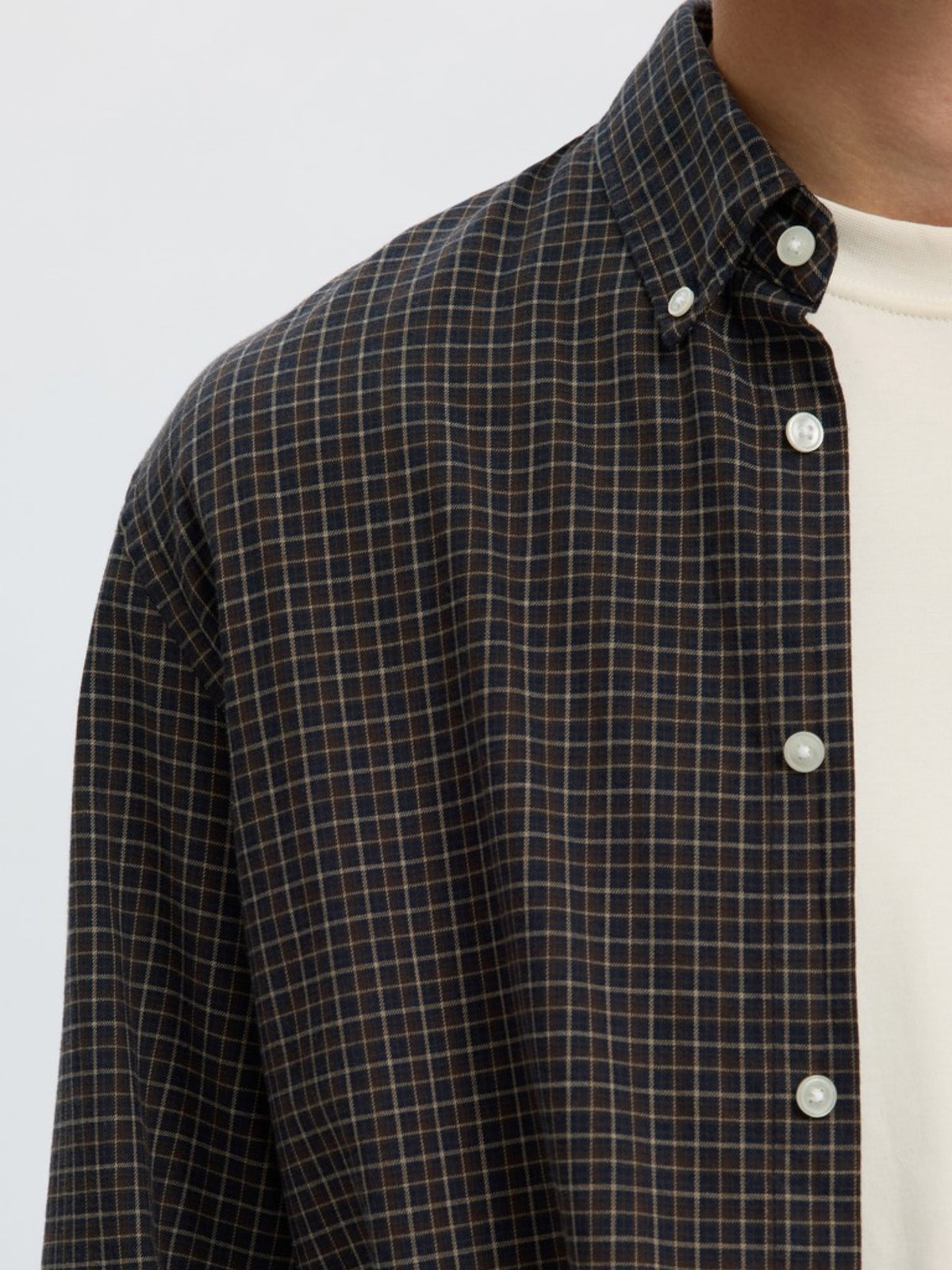 SLMCOLE-JAY Chemise regular en coton bio à micro-carreaux — Selected Homme — Dark Sapphire Checks — détail du col 5 | Appart 17 Bruxelles