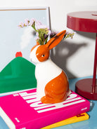 Vase lapin Forest en céramique, taille M — DOIY — Roux et blanc — en situation | Appart 17 Bruxelles
