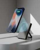 Batterie externe à induction aimantée 5 000 mAh — Casyx — téléphone posé sur la béquille | Appart 17 Bruxelles