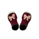 Chaussons-chaussettes Lady à nœud rose — Collégien — Lady — paire vue de dessus, nœud rose sur fond bordeaux | Appart 17 Bruxelles
