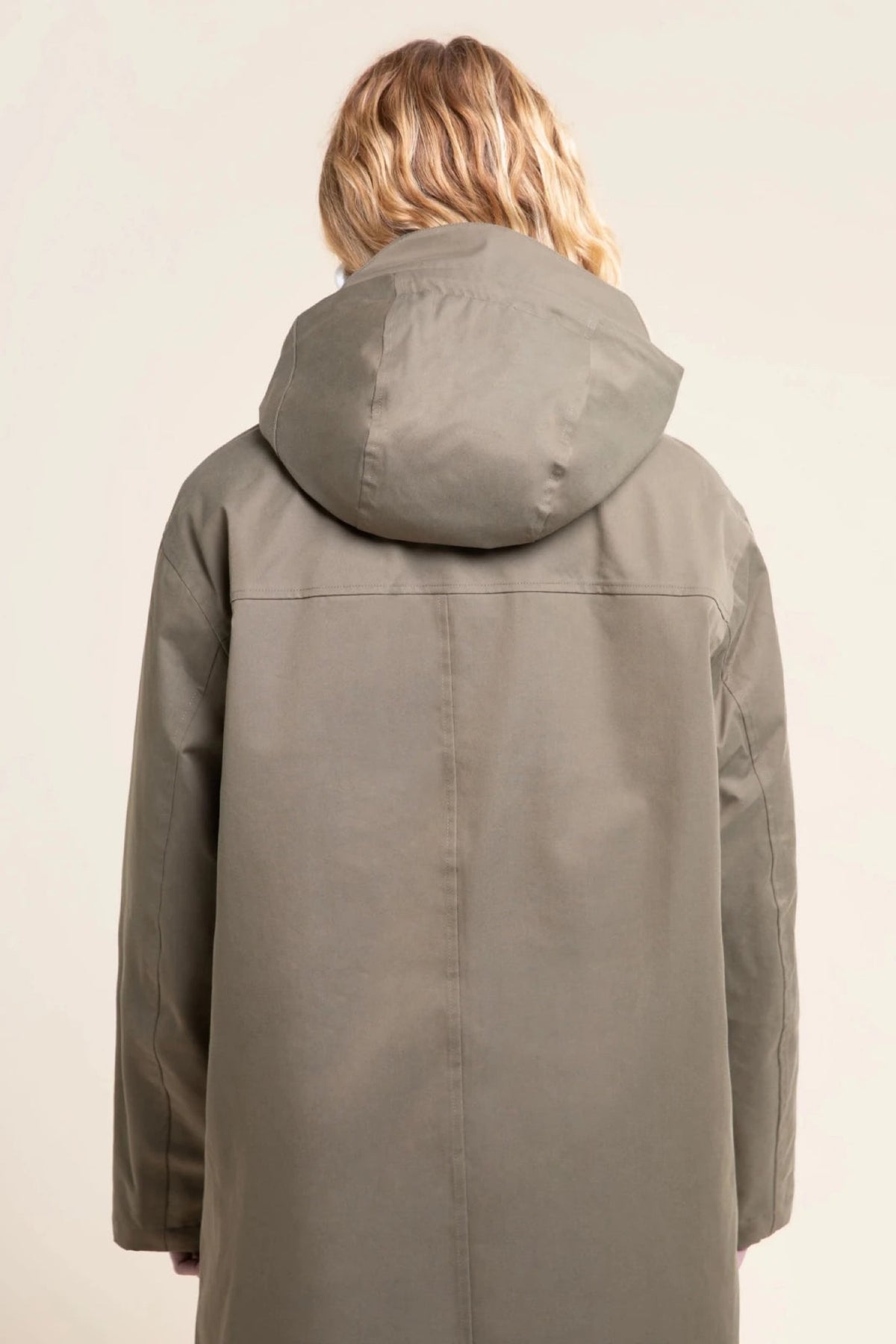 Flotte REUILLY Parka longue imperméable en coton — Flotte — Kaki — porté de dos, capuche relevée 4 | Appart 17 Bruxelles