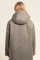 Flotte REUILLY Parka longue imperméable en coton — Flotte — Kaki — porté de dos, capuche relevée 4 | Appart 17 Bruxelles