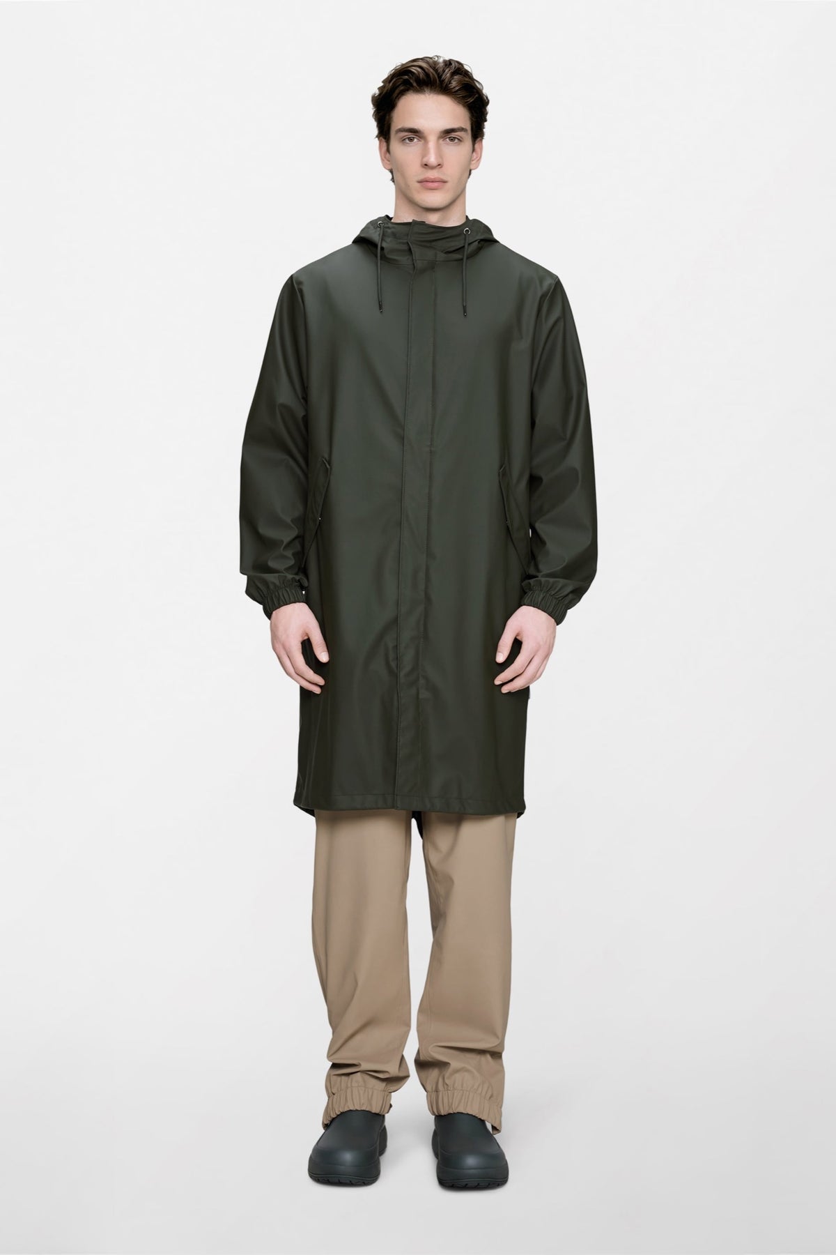 Fishtail Parka W3 — Rains — Green — porté, vue de face | Appart 17 Bruxelles