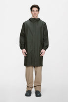 Fishtail Parka W3 — Rains — Green — porté, vue de face | Appart 17 Bruxelles