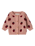 NBFLULIO Gilet en maille à coccinelles bébé fille — Lil' Atelier — Misty Rose — vue de face 2 | Appart 17 Bruxelles