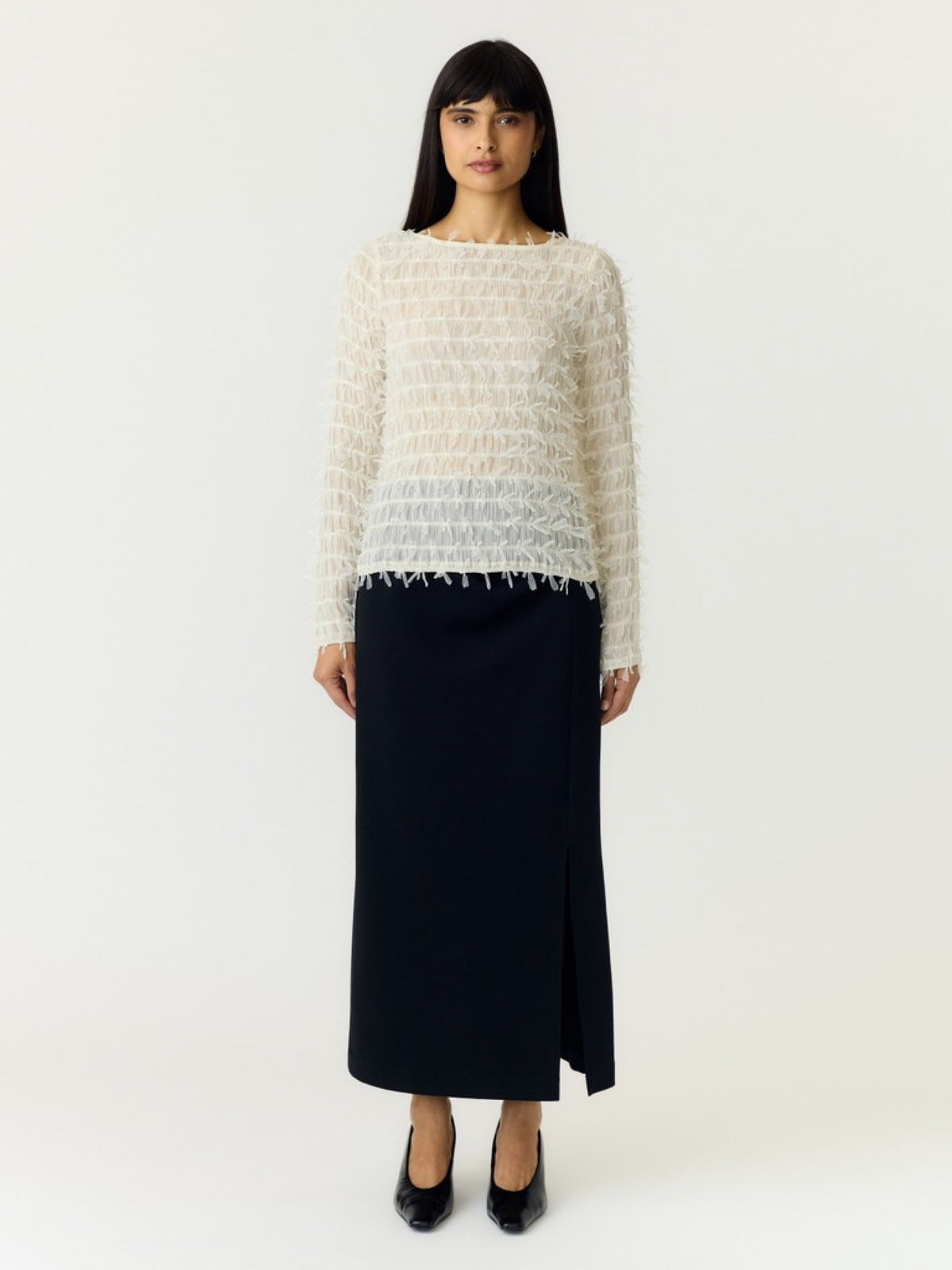 YASCOMEA Top col bateau en maille frangée — YAS — Pumice Stone — porté 2 | Appart 17 Bruxelles
