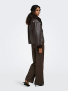 JDYCOCO Veste réversible aviateur simili cuir et sherpa — JDY — Coffee Bean — porté 5 | Appart 17 Bruxelles