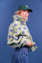 NEOMIE Sweat demi-zip en polaire bouclette à fleurs — Laure plus Max — Blue Flowers — porté, col zippé 2 | Appart 17 Bruxelles