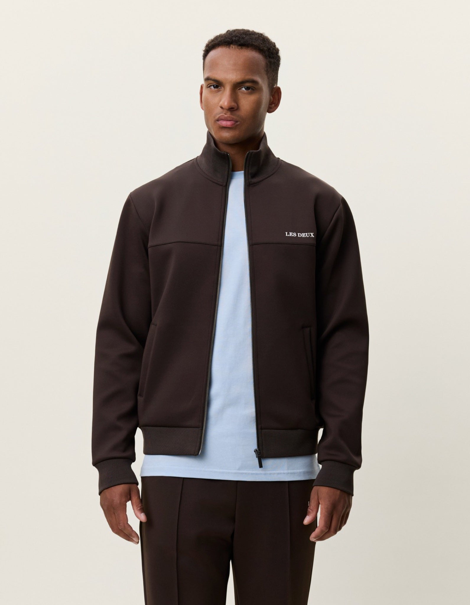Track Jacket Veste zippée de survêtement — Les Deux — Delicioso Brown — porté, de face | Appart 17 Bruxelles