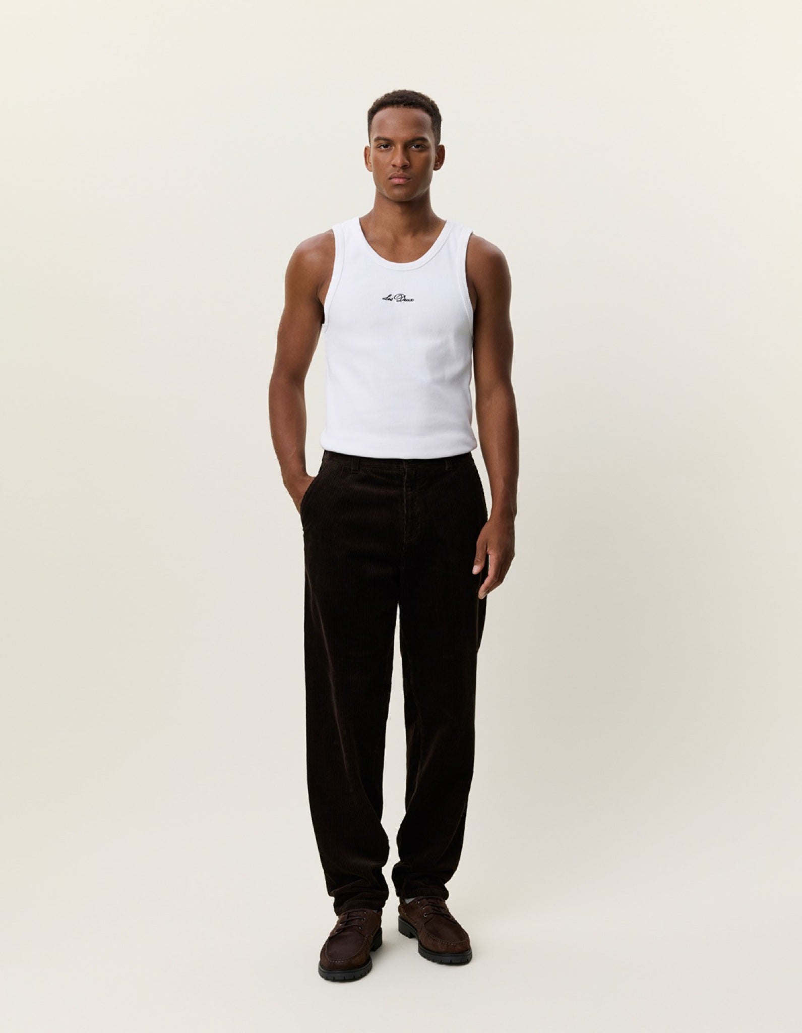 Corduroy Tapered Pantalon en velours côtelé — Les Deux — Delicioso Brown — porté, en pied | Appart 17 Bruxelles