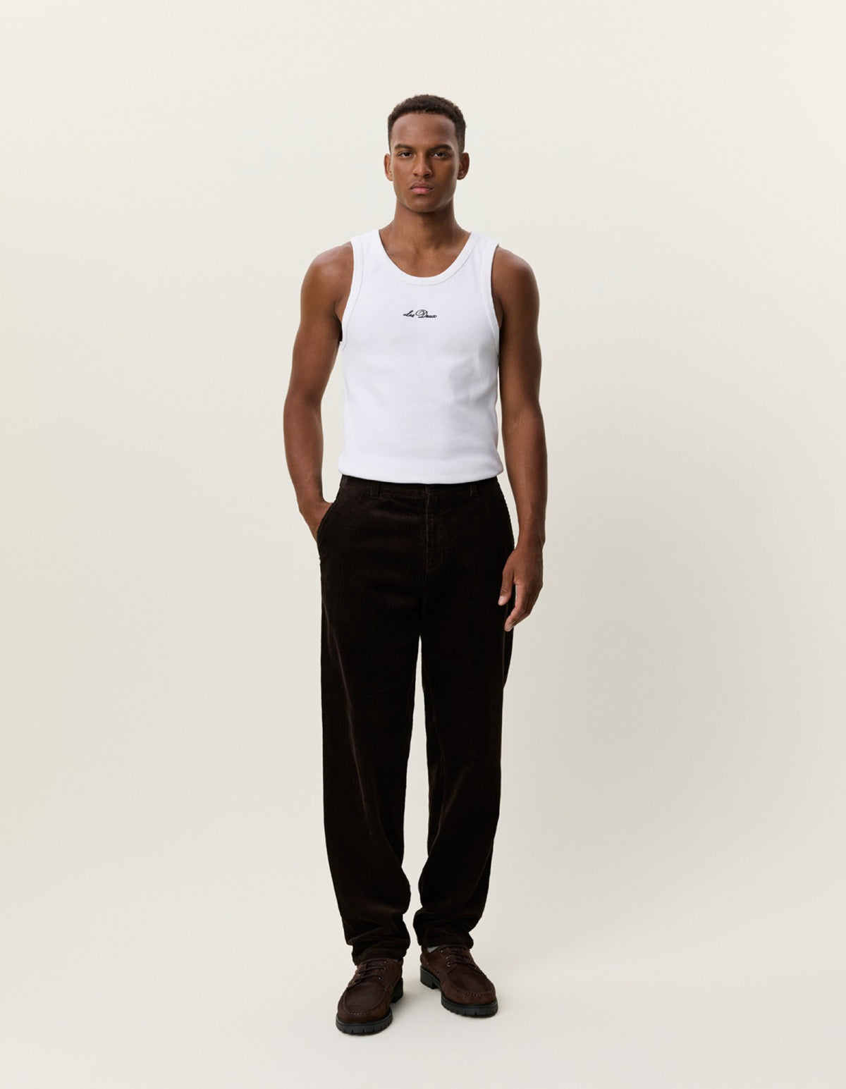 Corduroy Tapered Pantalon en velours côtelé — Les Deux — Delicioso Brown — porté, en pied | Appart 17 Bruxelles