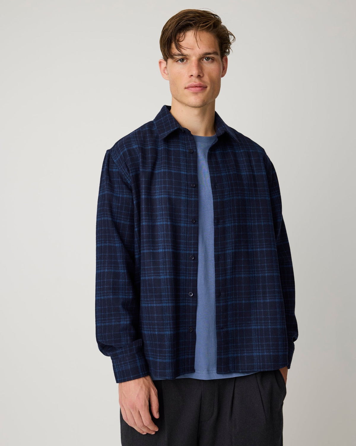 Chemise Dune en laine mérinos à carreaux, coupe regular — KnowledgeCotton Apparel — Navy — porté, vue 2 3 | Appart 17 Bruxelles