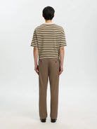 SLM175 NEW MILES Pantalon slim chino stretch coton bio — Selected Homme — Chocolate Chip — porté, vue de dos | Appart 17 Bruxelles
