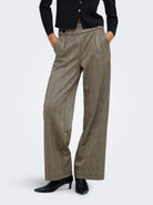 JDYGEGGO Pantalon large à carreaux taille haute — JDY — Sandshell NEW SQUARE CHECK — porté | Appart 17 Bruxelles