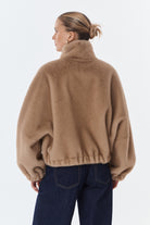 JOSIE Blouson en fausse fourrure — Taupe — vue 6